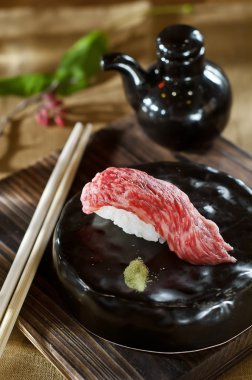 suşi yemek çubukları ile