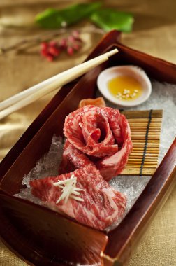 Japon balığı suşi ahşap tabak üzerinde ayarla
