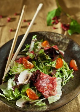 Kesme mermer bir sığır eti ile sıcak salata