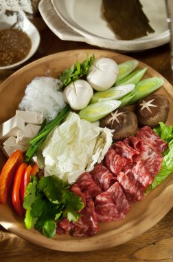 Sukiyaki taze et dilimleri, sebze, akşam yemeği hazır mermer