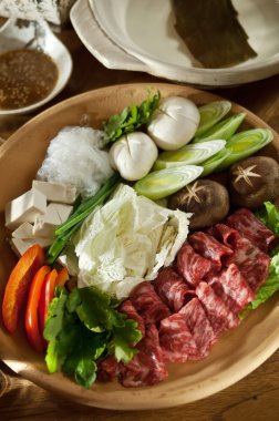 Sukiyaki taze et dilimleri, sebze, akşam yemeği hazır mermer