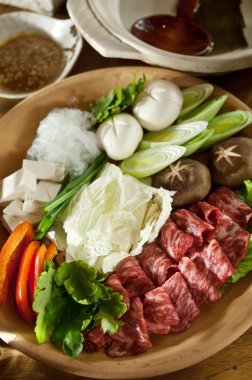 Sukiyaki taze et dilimleri, sebze, akşam yemeği hazır mermer