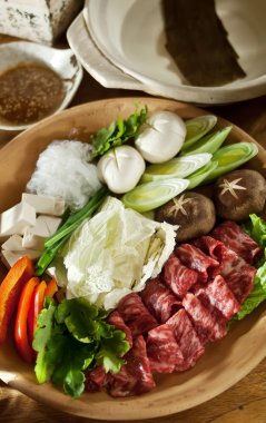 Sukiyaki taze et dilimleri, sebze, akşam yemeği hazır mermer