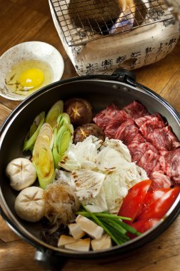 Sukiyaki taze et dilimleri, sebze, akşam yemeği hazır mermer