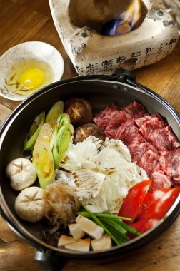 Sukiyaki taze et dilimleri, sebze, akşam yemeği hazır mermer