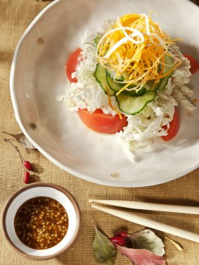 Taze salata salatalık, havuç ve lahana ile