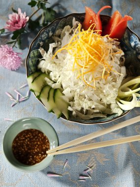 Taze salata salatalık, havuç ve lahana ile