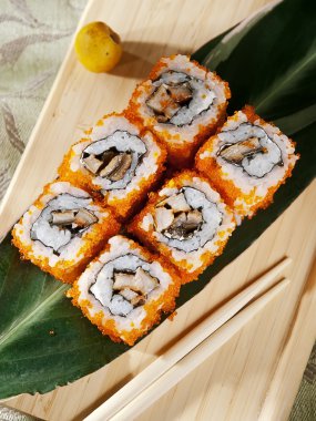 ahşap plaka üzerinde suşi rulo