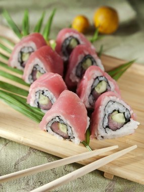 Ahşap bir gemide suşi rulo