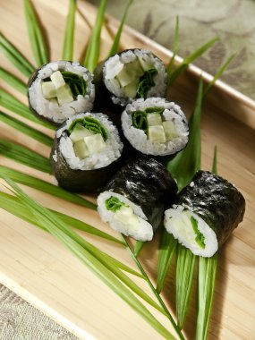 Ahşap bir gemide suşi rulo