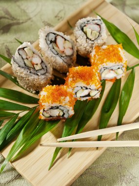 Ahşap bir gemide suşi rulo