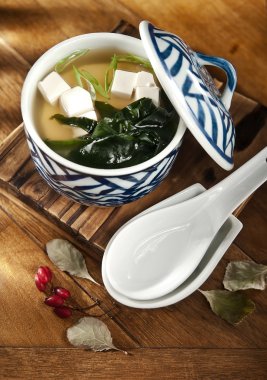 Soya salça deniz yosunu ve tofu ile temel çorba. tofu ve deniz yosunu çorbası. Miso çorbası