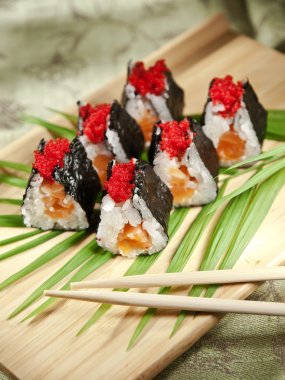 Ahşap bir gemide suşi rulo