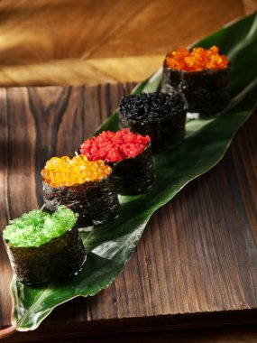 Ahşap bir gemide suşi rulo