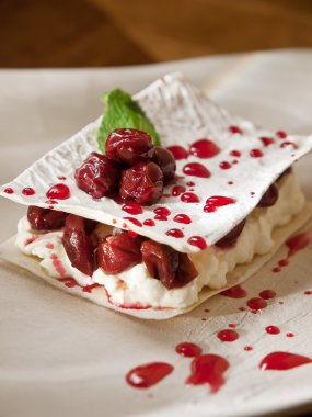 Tatlı ekşi krema ile kiraz, mille feuille ile