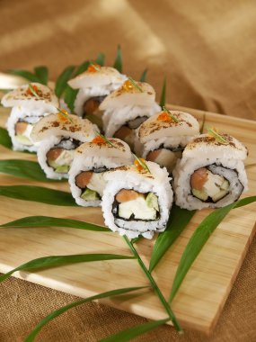 suşi, dekoratif kompozisyonu Japon deniz ürünleri