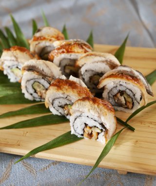 suşi, dekoratif kompozisyonu Japon deniz ürünleri