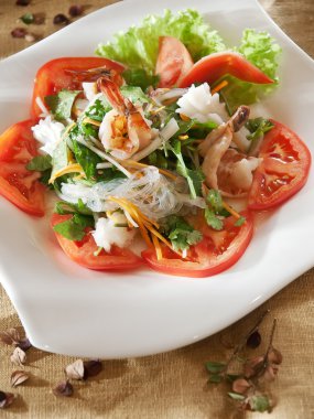 Baharatlı deniz ürünleri Salatası Tay tarzı