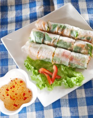 Sebze, deniz ürünleri ve sos ile Çin böreği