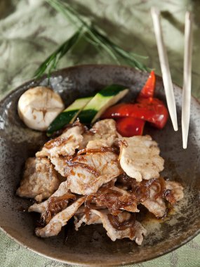 Sarımsak soslu kızarmış domuz eti