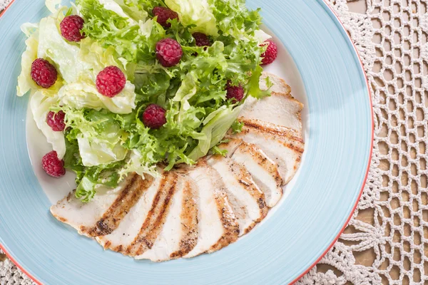 Deliciosa salada de frango e framboesa — Fotografia de Stock