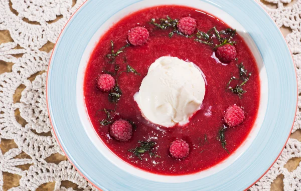 Sopa de framboesa com sorvete — Fotografia de Stock