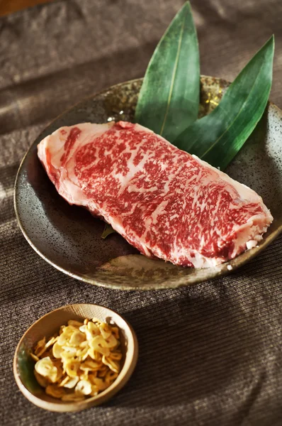 原料新鲜大理石纹肉黑安格斯牛排。日本神户牛肉 — 图库照片