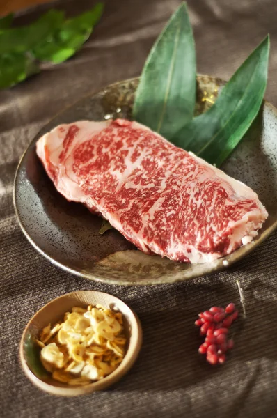 原料新鲜大理石纹肉黑安格斯牛排。日本神户牛肉 — 图库照片