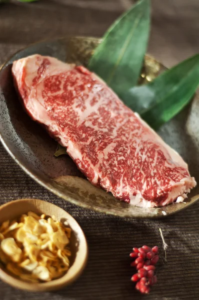 Syrové čerstvé mramorované maso Black Angus Steak. Japonský Kobe hovězí maso — Stock fotografie