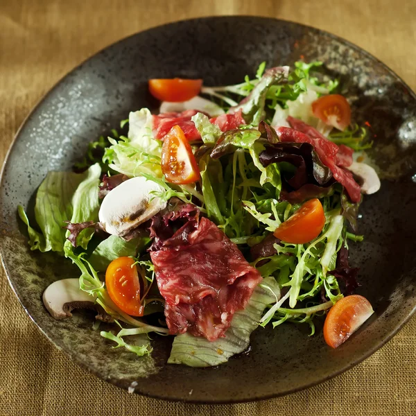 Salada quente com redução de uma carne de vaca marmorizada — Fotografia de Stock