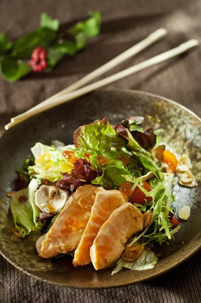 Salada de salmão de comida verde e saudável — Fotografia de Stock