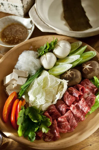 Sukiyaki rebanadas frescas de carne de res de mármol, verduras, juego de cenas —  Fotos de Stock
