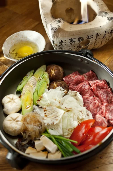 Sukiyaki taze et dilimleri, sebze, akşam yemeği hazır mermer