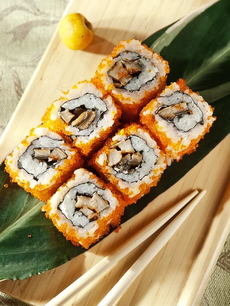 Sushi tekercs egy fából készült hajón — Stock Fotó