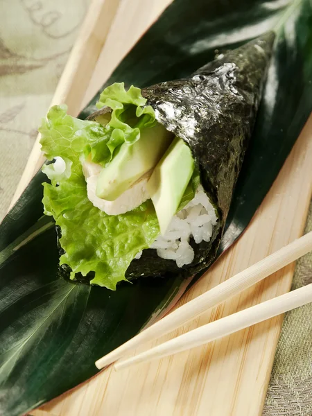 Sushi temaki en plato de madera — Foto de Stock