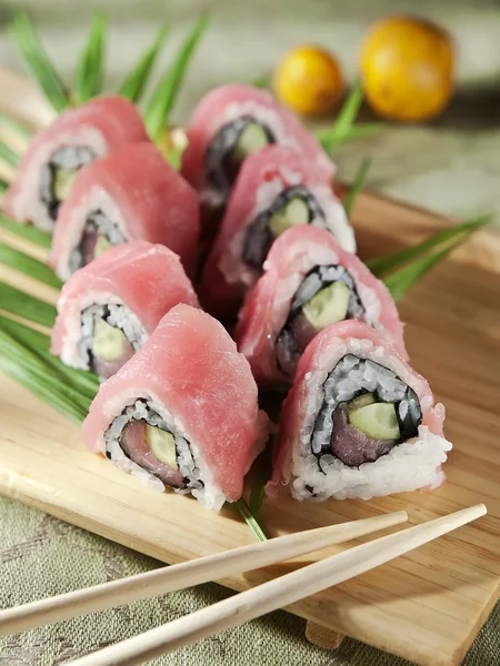 Rollos de sushi en una tabla de madera — Foto de Stock