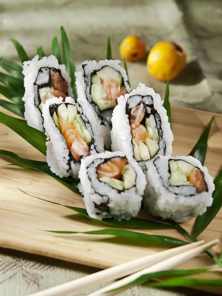 Sushi rolt op een houten bord — Stockfoto