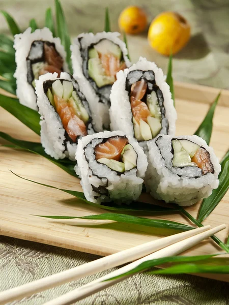 Rollos de sushi en una tabla de madera — Foto de Stock