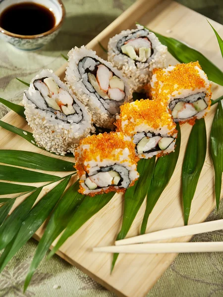 Sushi rola em uma tábua de madeira — Fotografia de Stock