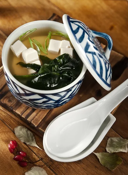 Sopa à base de pasta de soja com algas e tofu. sopa com tofu e algas marinhas. Sopa Miso — Fotografia de Stock