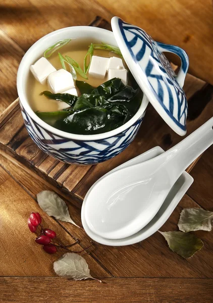 Soya salça deniz yosunu ve tofu ile temel çorba. tofu ve deniz yosunu çorbası. Miso çorbası