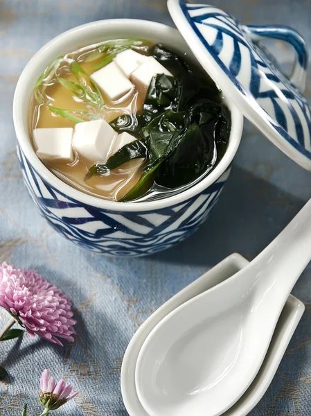 Sopa a base de pasta de soja con algas y tofu. sopa con tofu y algas. Sopa de miso — Foto de Stock