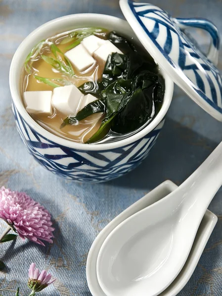 Soya salça deniz yosunu ve tofu ile temel çorba. tofu ve deniz yosunu çorbası. Miso çorbası