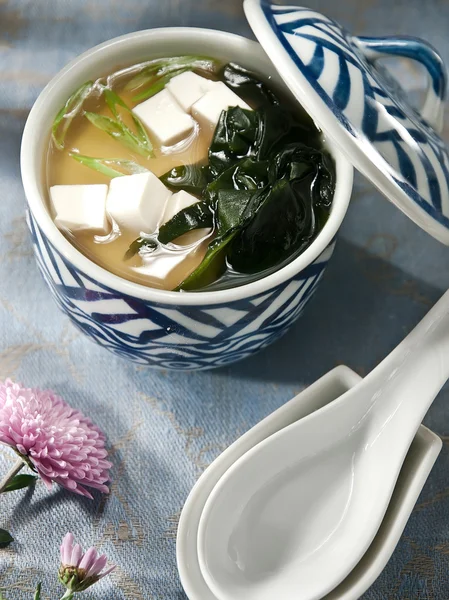 Sopa a base de pasta de soja con algas y tofu. sopa con tofu y algas. Sopa de miso — Foto de Stock