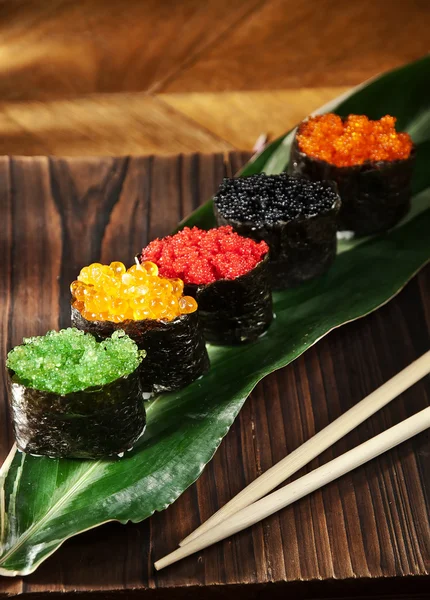 Sushi rolki na drewnianej desce — Zdjęcie stockowe