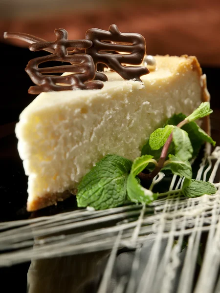 Homemade cheesecake on wood table. — Stock Photo, Image