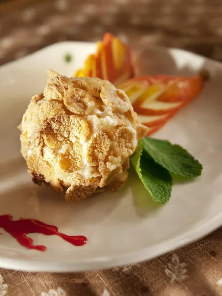 おいしいレストラン デザート、揚げアイスクリームを添えてホイップ クリームとフルーツのクーリ — ストック写真