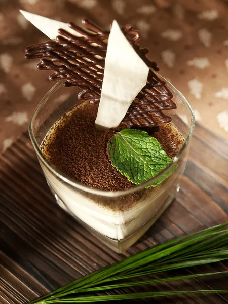 Tiramisu in a glass of tea match — Stock Photo, Image