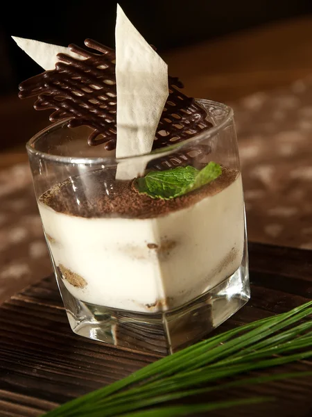 Tiramisu in a glass of tea match — Stock Photo, Image