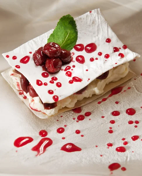 Dessert con ciliegia, mille feuille con panna acida montata — Foto Stock